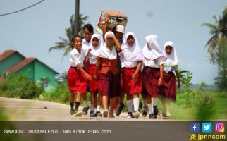 SD Ini Tidak Punya Guru, Diajar Relawan Tamatan SMP - JPNN.com