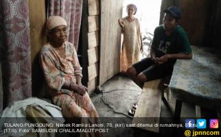 Kisah Nenek Ramlia, Rela Makan Pisang Bakar Demi Biaya Sekolah Cucu - JPNN.com