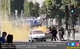 Mobil Penuh Bahan Peledak Tabrak Van Polisi di Champs Elysees Paris - JPNN.com