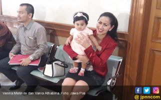 Venna Melinda Resmi Jadi Ibu Bayi Telantar Vania Athabina - JPNN.com