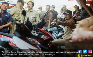 Wali Kota Ngamuk di Pasar Anyar, Motor Lagi Parkir Ditendang, Roboh... - JPNN.com