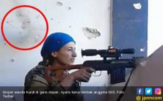 Lihat! Sniper Wanita Tertawa dan Julurkan Lidah saat Kepalanya Nyaris Ditembus Peluru - JPNN.com