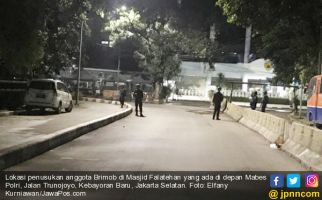 Pelaku Penusukan 2 Brimob Berjalan Santai Bawa Pisau Berlumuran Darah, Dor! - JPNN.com