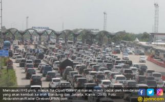 Hujan, Jalan Tol CIkopo-Palimanan KM 136 Arah Jakarta Tergenang Air Hingga 20 Cm - JPNN.com