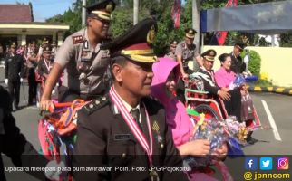 Salut, Pak Kapolres Kendarai Becak Antar Purnawirawan Polisi - JPNN.com