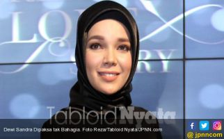 Dewi Sandra Dipaksa tak Bahagia - JPNN.com
