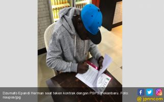 Deal, Akhirnya Dzumafo Resmi Bergabung dengan PSPS Pekanbaru - JPNN.com