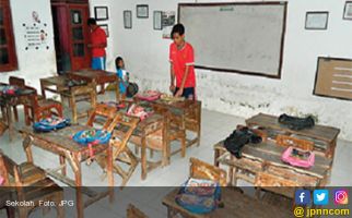 Butuh Perbaikan, Halaman Sekolah SD ini Kerap Tergenang Air - JPNN.com