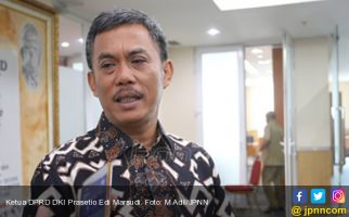 Kecewa Kinerja Pemprov, Ketua DPRD Turun Langsung Bantu Korban Banjir Jakarta - JPNN.com