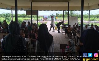 Miris! SD Negeri tak Punya Ruangan, Kelas 1-6 Dijadikan Satu di Balai Desa - JPNN.com