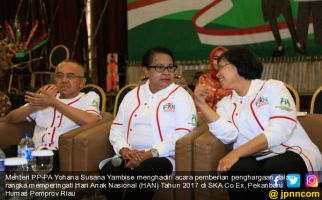 Menteri Yohana Serahkan Tujuh Anugerah KLA 2017 untuk Riau - JPNN.com