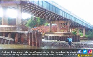 Lihat Nih, Jembatan Batang Anai Terancam Ambruk - JPNN.com