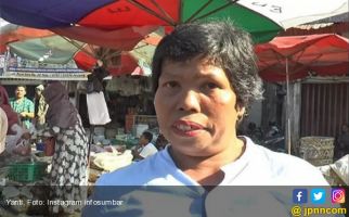 Curahan Hati Yanti, Pedagang yang Pisangnya Dibanting Kadis Perdagangan Kota Padang - JPNN.com