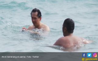 Pak Ahok Lagi Berenang di Pantai, Foto Kapan Tuh? - JPNN.com