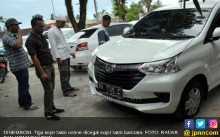 PNS Jadi Sopir Taksi Online, Tepergok di Bandara, Ban Digembosi - JPNN.com