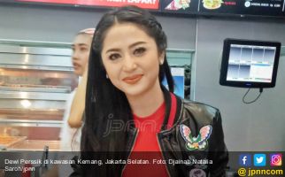Rayakan Valentine, Dewi Perssik Sebar Duit di Kolam Renang - JPNN.com