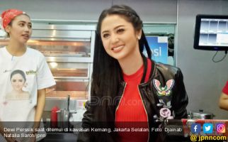 Dewi Perssik Tak Enak Hati Disejajarkan Pejuang Wanita - JPNN.com