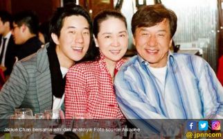 25 tahun Menikah, Istri Tak Pernah Anggap Jackie Chan Tampan - JPNN.com