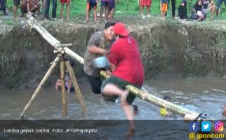 Seru! Ibu-Ibu Saling Pukul Dengan Bantal di Atas Sebatang Bambu - JPNN.com