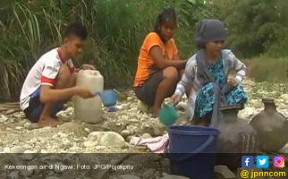 Kekeringan, Warga Cari Air Bersih di Kubangan - JPNN.com