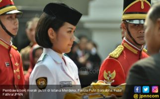 Si Cantik Dari Blitar, Pembawa Baki Merah Putih di Istana Merdeka - JPNN.com