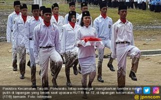 Paskibra di Lapangan Becek, Pembawa Baki Tanpa Sepatu, Pak Camat Menangis - JPNN.com