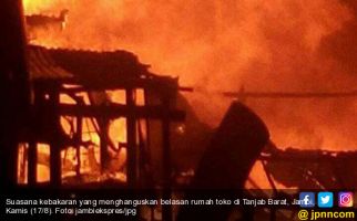 Konslet Arus Pendek, Belasan Rumah Toko Ludes Terbakar di Tanjab Barat - JPNN.com