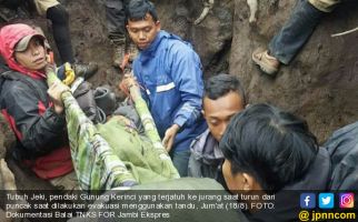 Rayakan HUT RI di Puncak Gunung Kerinci, Pendaki Jatuh ke Jurang - JPNN.com