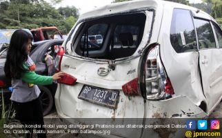 Diseruduk Datsun Go dari Belakang, Xenia Terbalik Masuk Parit, Sopir Selamat - JPNN.com