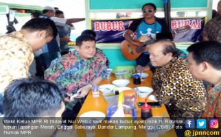 Ke Lampung, Hidayat Nur Wahid Traktir Bubur Ayam - JPNN.com