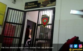 Kasih Minyak Angin di Perut Siswi, Pak Guru Ditangkap Polisi - JPNN.com