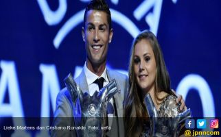 Lihat, Siapa Wanita yang Dirangkul Ronaldo Itu? - JPNN.com