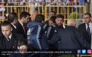 Lihat Lionel Messi Hibur Bocah yang Diusir Sekuriti - JPNN.com