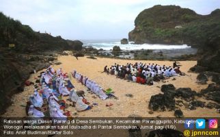 Indah, Warga Gelar Salat Iduladha di Pantai Eksotis - JPNN.com