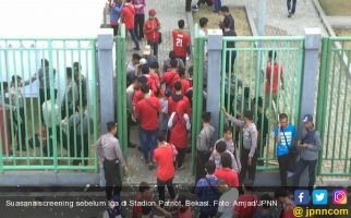 Petasan Meledak di Tribun, Suporter Timnas Indonesia Tewas Mengenaskan - JPNN.com