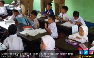 Siswa SDN Belajar Tanpa Kursi, di Kota Bro! - JPNN.com