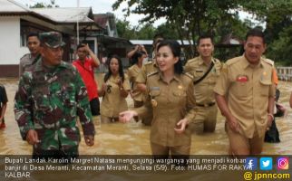 Banjir Bandang Terjang Landak, Bupati Karolin Rela Basah - JPNN.com