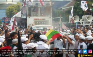 Massa Bakar Bendera Myanmar di Depan Kantor Kedubes - JPNN.com