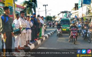 Miris, Ratusan Atlet Minta Sumbangan Warga di Jalanan - JPNN.com