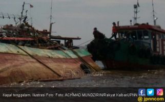 Dihantam Gelombang Besar, Kapal Turis Tenggelam di Laut Banda - JPNN.com