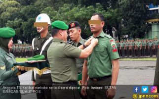 Dipecat, Seragam Dua Oknum TNI Ini pun Berganti Batik - JPNN.com