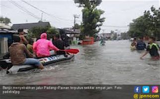 Banjir, Jalur Padang-Painan Terputus Empat Jam - JPNN.com