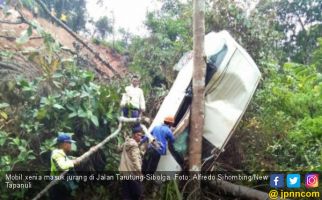 Mobil Xenia Terjun ke Jurang, 1 Tewas, Begini Kondisinya - JPNN.com