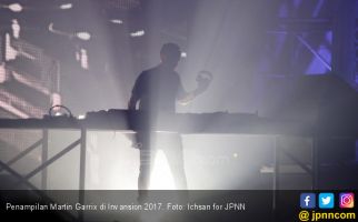 DJ Martin Garrix Hipnotis Ribuan Penonton Invansion 2017 - JPNN.com
