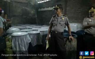 Intai Pabrik Miras, Polisi Rela Tidur di Kompleks Kuburan - JPNN.com