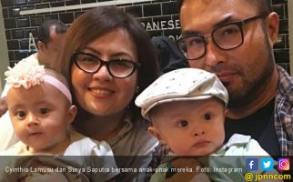 Cyinthia Lamusu Sedang Happy dengan Anak Kembarnya - JPNN.com