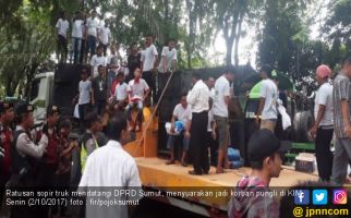 Ratusan Sopir Truk Korban Pungli Demo di Gedung DPRD Sumut - JPNN.com