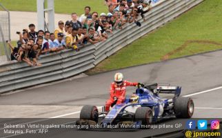 Sebastian Vettel Numpang Mobil Lawan ke Pitlane GP Malaysia - JPNN.com