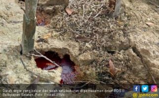 Kejadian Aneh, Kuburan Mengeluarkan Darah - JPNN.com