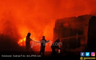 Tanki Mobil Terbakar, 10 Bedeng Dilalap Si Jago Merah di OI - JPNN.com